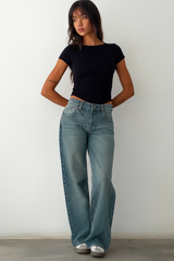 dames mid waist wide-leg jeans in middenblauw met zwart t-shirt