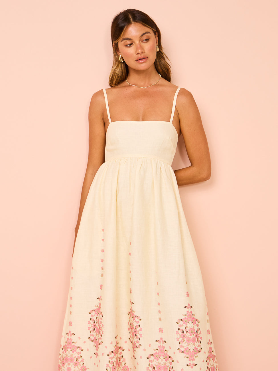 Zomerse Akalia jurk met romantische bloemenprint – volledige look
