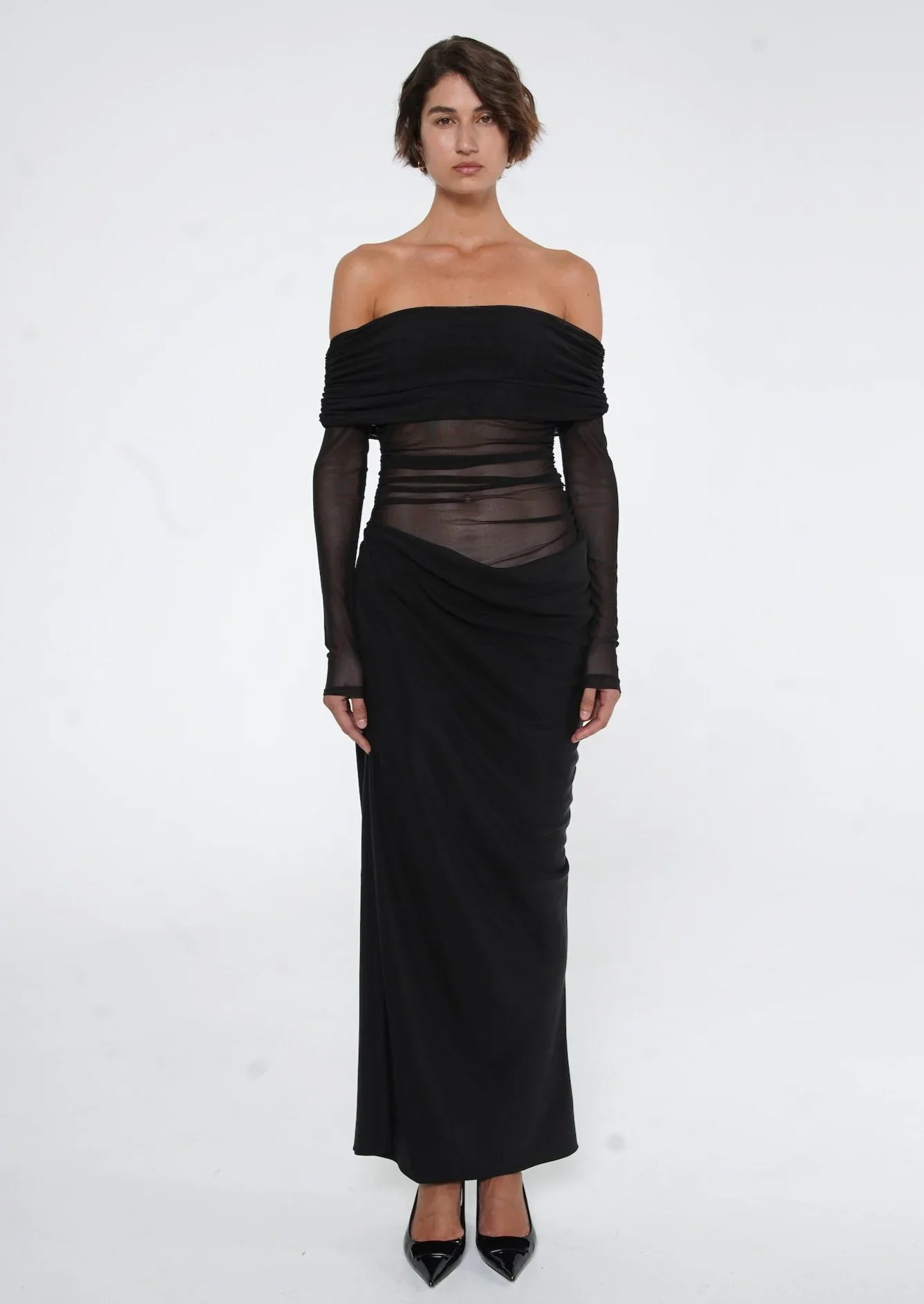 Divine Dream Maxi Dress – Off-shoulder maxi-jurk in een elegant ontwerp met een gedrapeerde taille, ideaal voor feestdagen en avondfeesten.