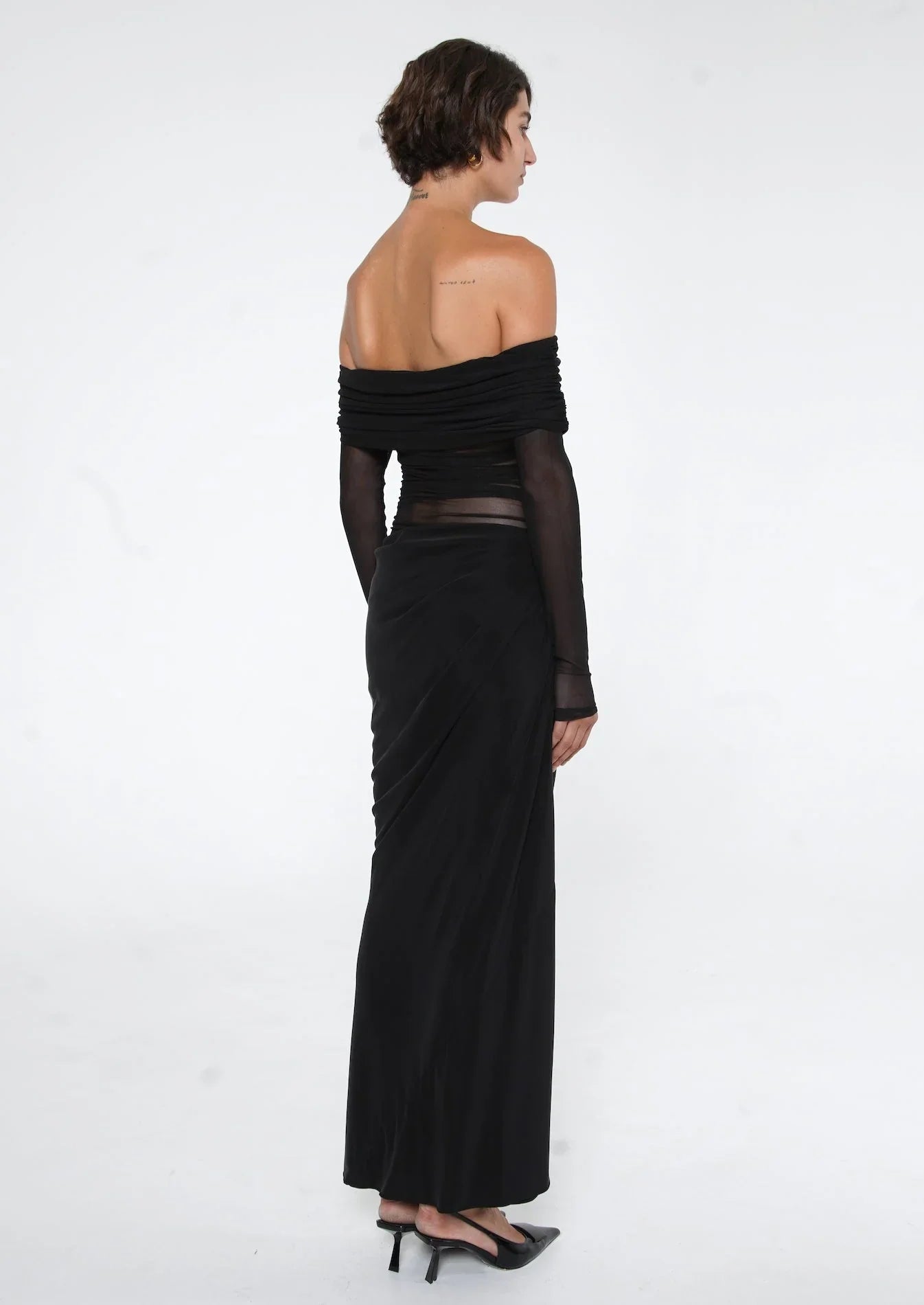 Divine Dream Maxi Dress – Off-shoulder maxi-jurk in een elegant ontwerp met een gedrapeerde taille, ideaal voor feestdagen en avondfeesten.