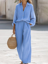 blauwe linnen set dames zijaanzicht met oversized blouse en wijde broek
