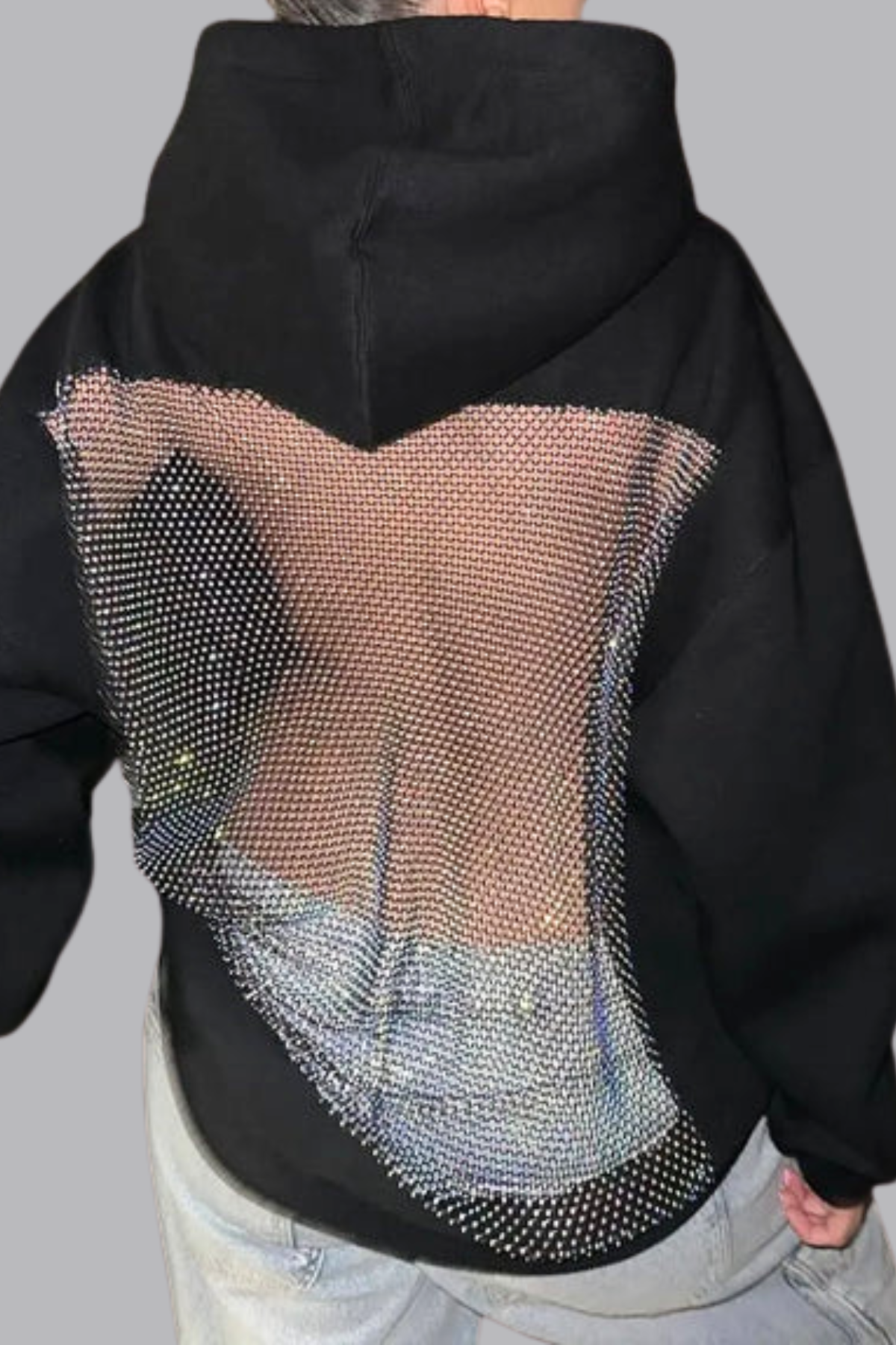 zwarte glitter mesh hoodie van achteren met open rug effect en boyfriend jeans
