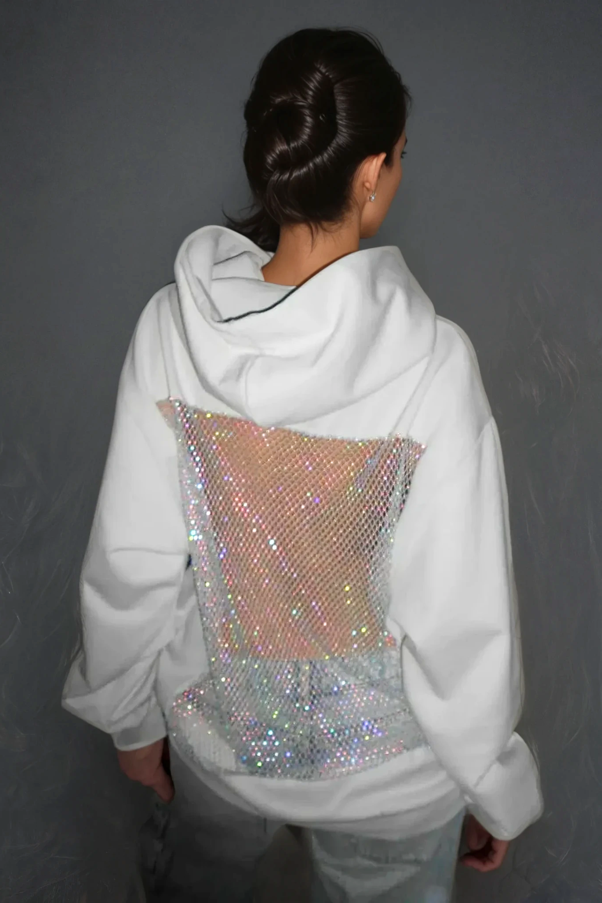 Witte oversized hoodie met glitter mesh rugpanel – Zamira Glitter Mesh Hoodie voorkant