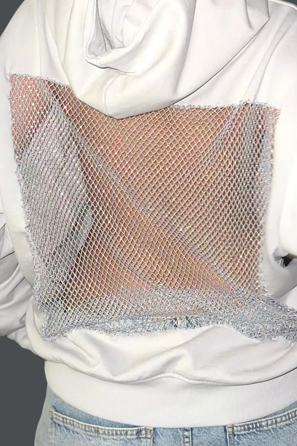 Backless Rhinestone Hoodie wit – open rug met rhinestone mesh
