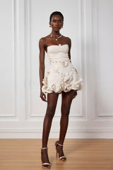 strapless beige bloemenjurk met corset en mini lengte 