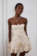 romantische off shoulder jurk met handgemaakte bloemdetails 