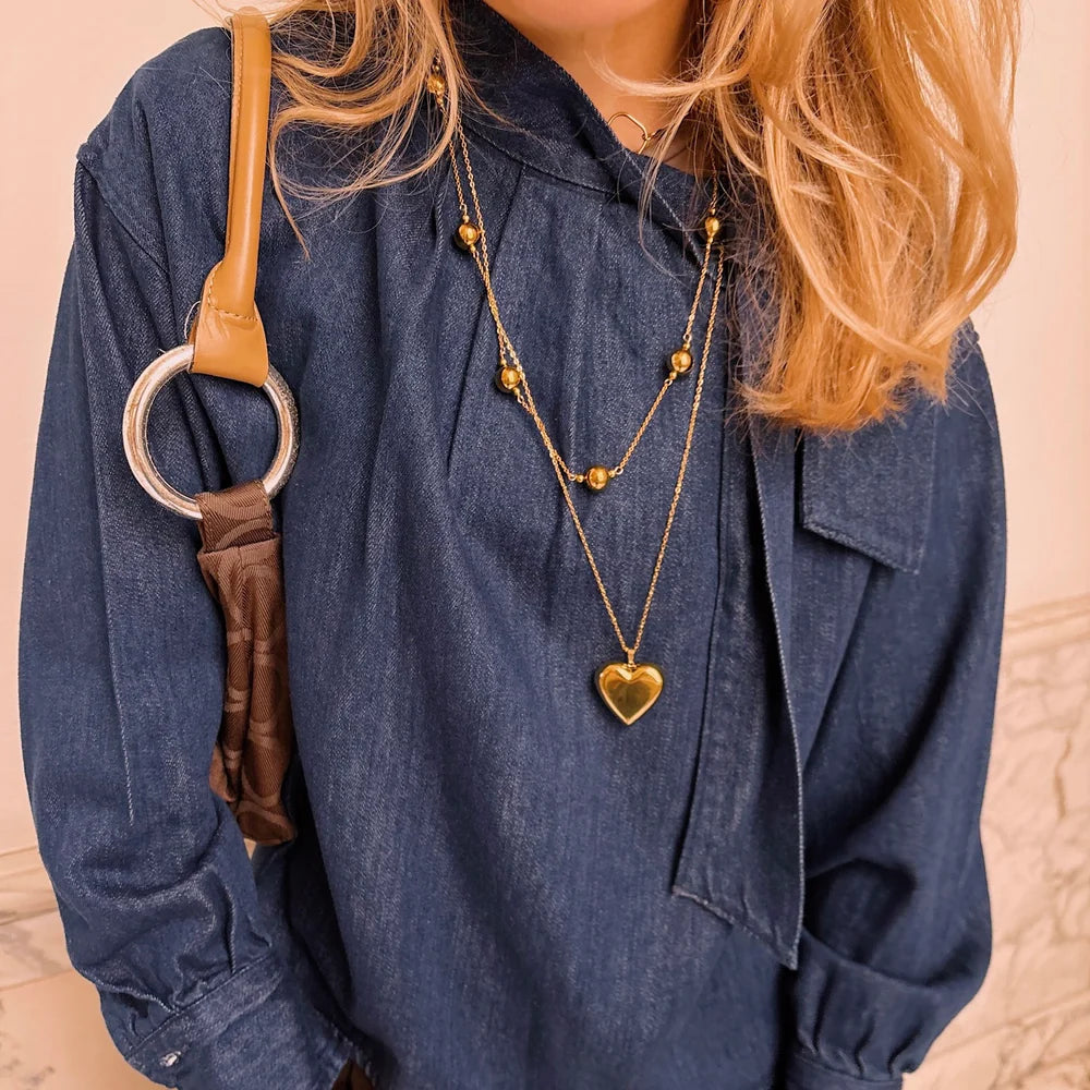 Valentina Heart ketting gedragen over denim blouse