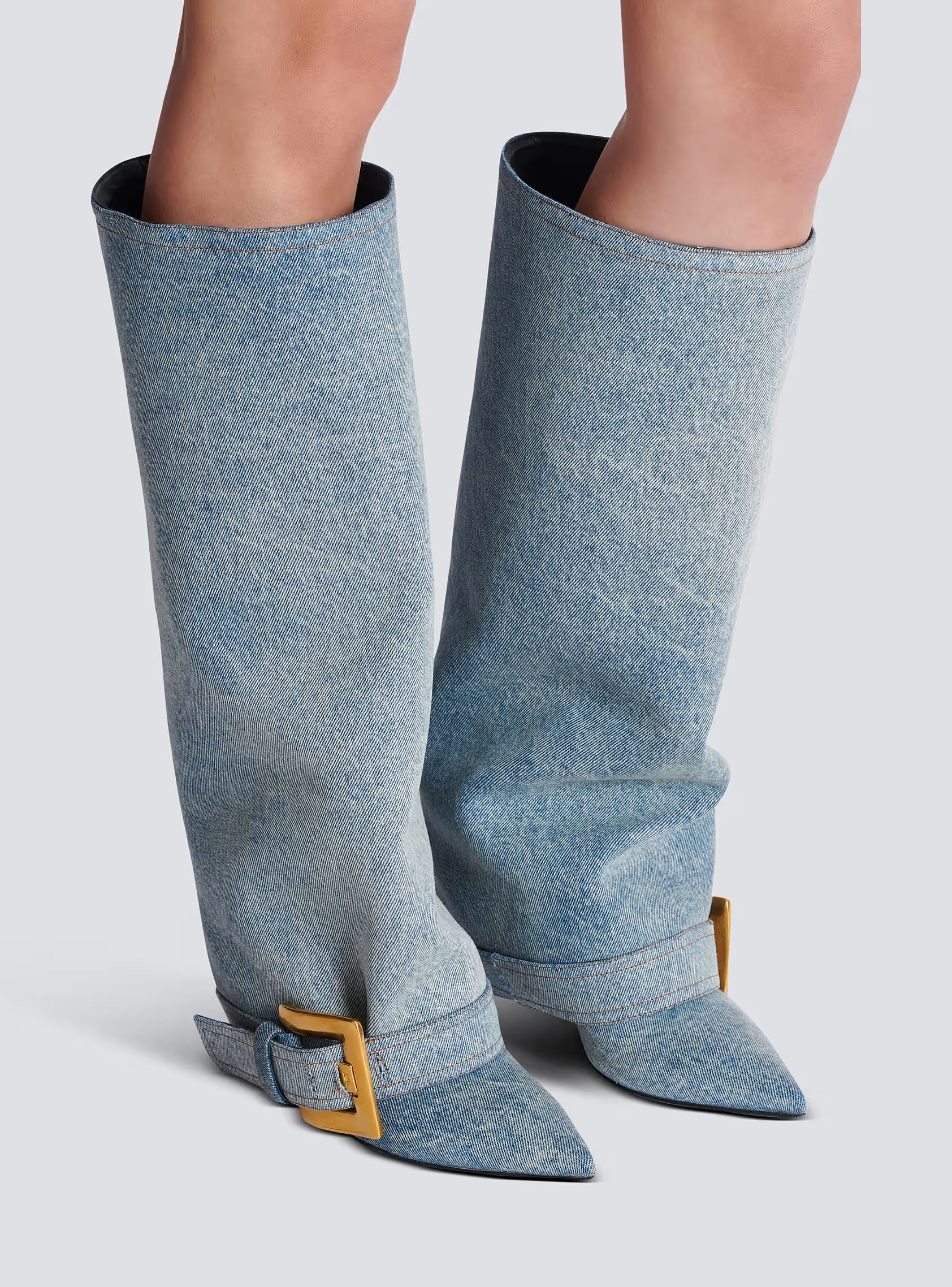 Denimblauwe laarzen met gesp – moderne high-fashion boots
