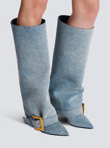 Denimblauwe laarzen met gesp – moderne high-fashion boots
