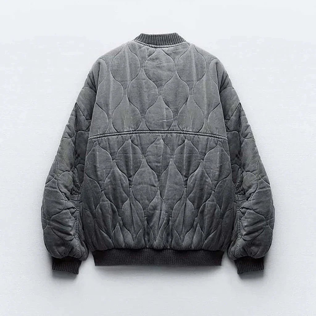 Achterkant grijze quilted bomberjack dames