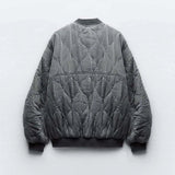 Achterkant grijze quilted bomberjack dames