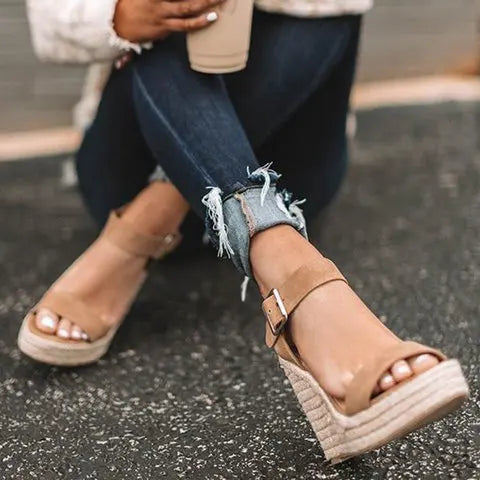 Espadrilles met sleehak en suède-look in beige