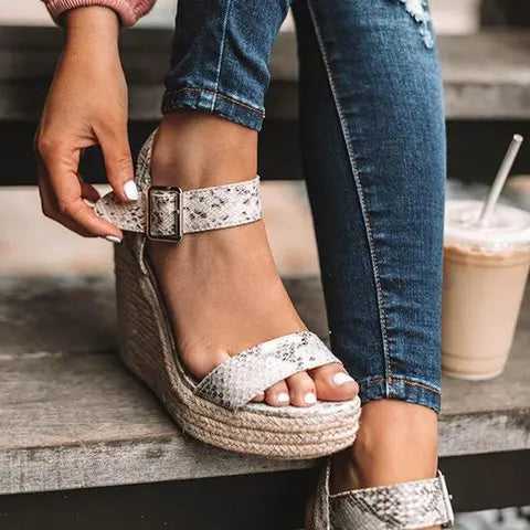 Espadrille wedges met snakeprint en sleehak