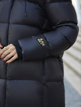 detail shot mouw met logo op zwarte puffer jas