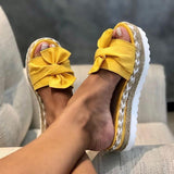 Gele strik sandalen met plateau – opvallende slippers voor zomerse dagen
