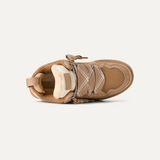 bovenaanzicht van beige sneaker met warme voering en dikke veters