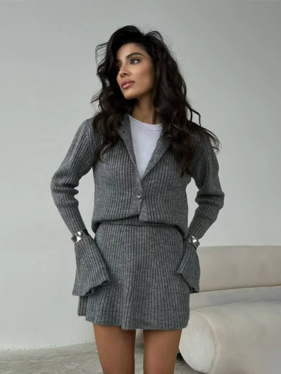 Grijze ribgebreide set met knoopdetail – trendy knit co-ord voor dames