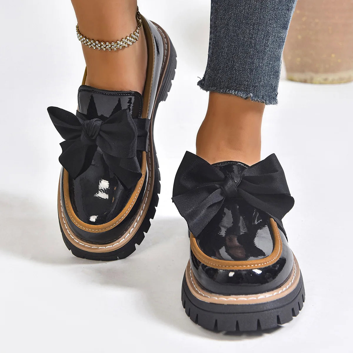 zwarte loafers met chunky zool en grote strik aan de voorkant
