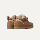 zijaanzicht van beige suede winter sneaker met plateauzool en warme voering, ugg stijl sneakers dames