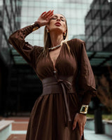 Elaris | Robe Maxi Luxe avec Décolleté en V Profond & Large Ceinture Taille