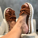 Bruine espadrille sandalen met strik – comfortabele slippers met plateauzool