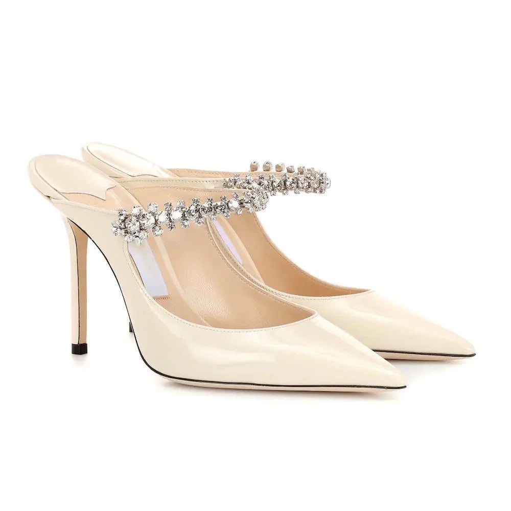 Noirella Heels ivory – lichte vegan lak pump met kristallen band