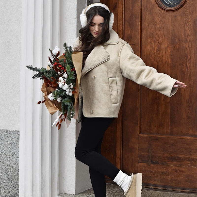 Nevada Luxe Winterjacket – Trendy beige suède-look jas met fleece voering voor stijlvolle warmte in de winter.