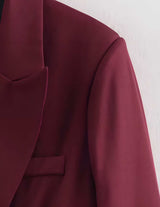 close-up bordeaux blazer met dubbele knopen en scherpe revers