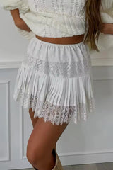 close-up van kanten rand aan geplooide mini rok