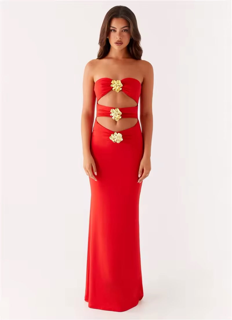 
Strapless rode jurk met gouden bloemdetails en cut-outs, Rode galajurk met open zijkanten en gouden versieringen, Lange strapless jurk rood met goudkleurige accenten