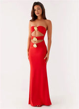 
Strapless rode jurk met gouden bloemdetails en cut-outs, Rode galajurk met open zijkanten en gouden versieringen, Lange strapless jurk rood met goudkleurige accenten