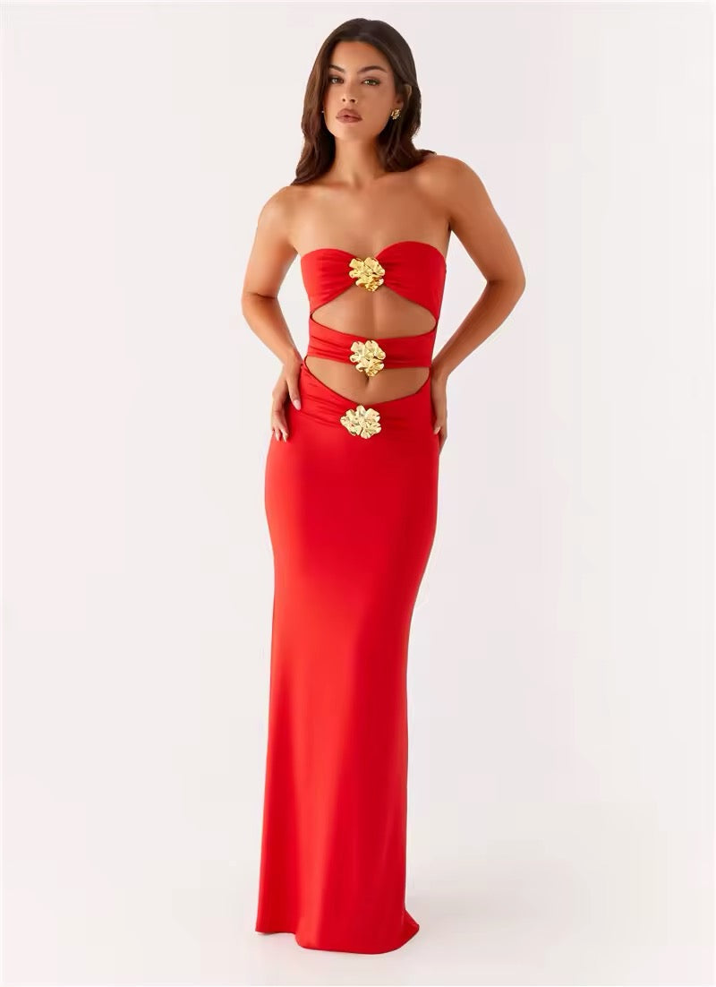 
Strapless rode jurk met gouden bloemdetails en cut-outs, Rode galajurk met open zijkanten en gouden versieringen, Lange strapless jurk rood met goudkleurige accenten