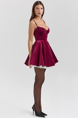 Ivy Mini Dress – Verfijnde mini-jurk met corsetachtig lijfje en tule onderrok, verkrijgbaar in cabernet velvet en zwart, ideaal voor feestjes en gala’s.