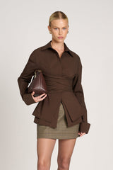 chocoladebruine wrap blouse met geplooide tailleband en lange mouwen