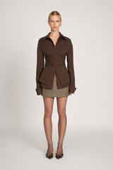 chocoladebruine wrap blouse met geplooide tailleband en lange mouwen