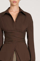 close-up van bruine Jaeda blouse met structuurdetail in de taille