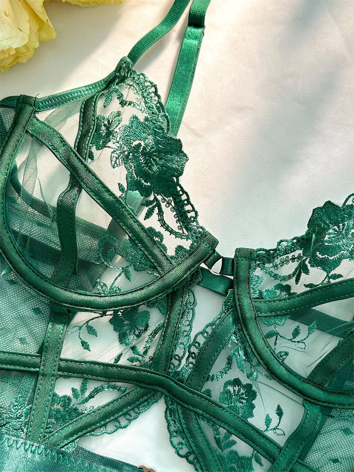 Close-up groene lingerie met bloemenborduursel