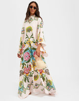 pastelkleurige maxi-jurk met kleurrijke bloemenprint en hoge halslijn