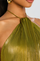 close up glanzende avondjurk met plissé effect en luxe uitstraling dames