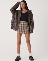 voorkant van bruine oversized leren jas met zakken en grote kraag