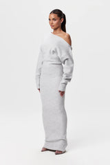 Stijlvolle grijze off-shoulder knit maxi-jurk in zachte, stretchy stof – perfect voor elke gelegenheid.