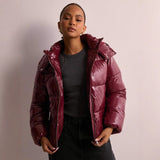 Liorra Shine Puffer glanzende bordeaux winterjas voor vrouwen
