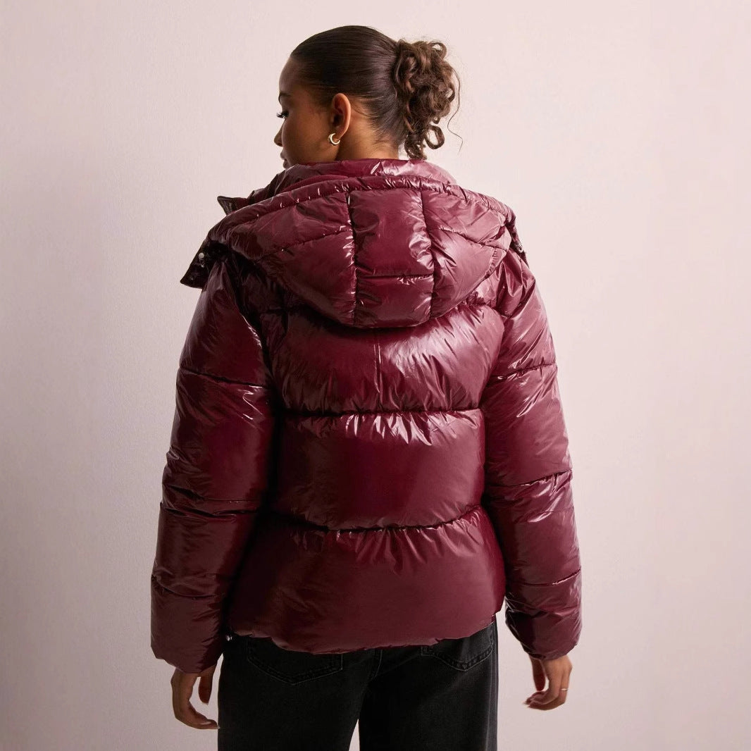 Liorra Shine Puffer achetrkant glanzende bordeaux winterjas voor vrouwen