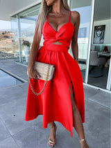 rode jurk met cut-out boven de buik en speelse split