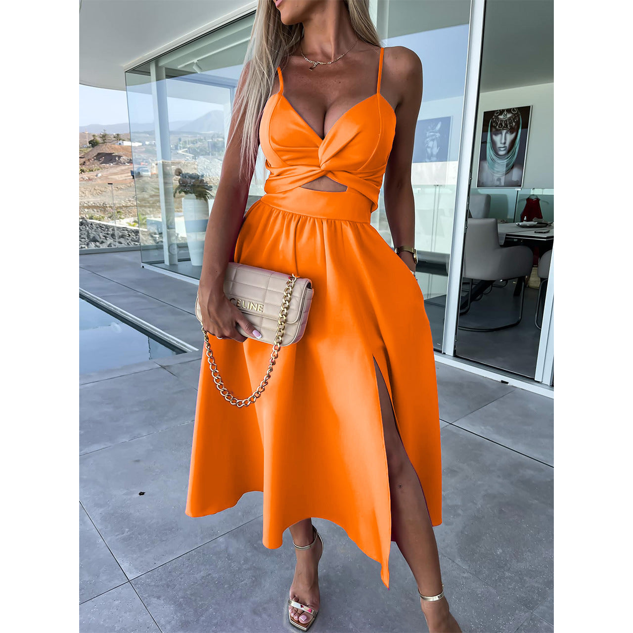 oranje jurk met cut-out boven de buik en speelse split