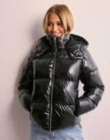 Detailfoto Liorra Shine Puffer zwarte gewatteerde jas met rits en capuchon