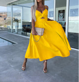 Gele jurk met cut-out boven de buik en speelse split