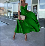 Groene jurk met cut-out boven de buik en speelse split
