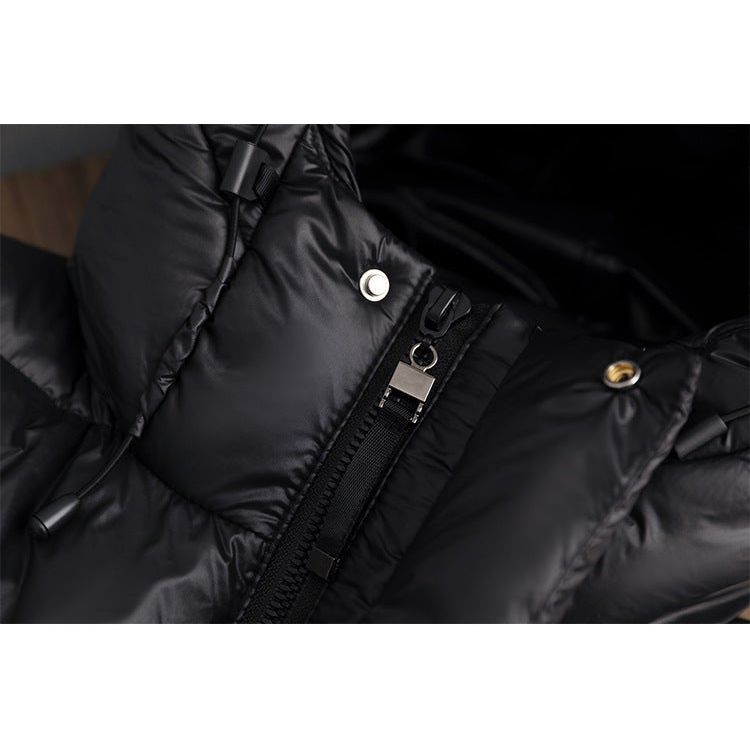  close-up zoom van lange zwarte puffer jas met knopen