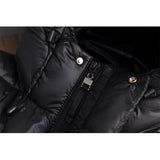  close-up zoom van lange zwarte puffer jas met knopen